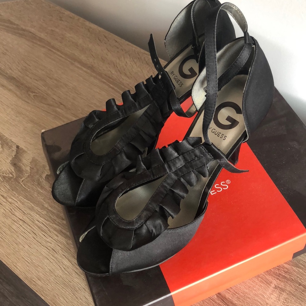 Guess high heeled shoes